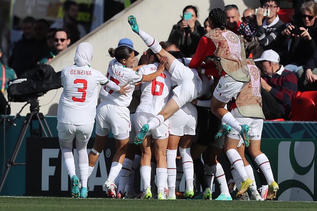 Les joueuses marocaines célèbrent l'ouverture du score de Ibtissam Jraidi.